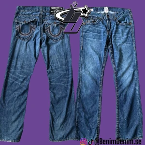 baggy true religion jeans - skitsnygga true religion med skön passform! straight fit. modellen är 180cm midja rakt över, 42cm🖤 innerben, 86cm🖤 ytterben, 100cm🖤 Skriv pm vid frågor!   
