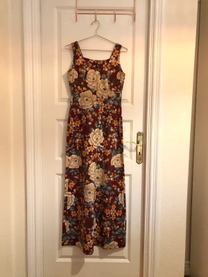 Blommig Vintage klänning 1900-tal Ervold Konfeksjon - Vintage klänning (Ervold Konfeksjon) i fint snitt och skick 