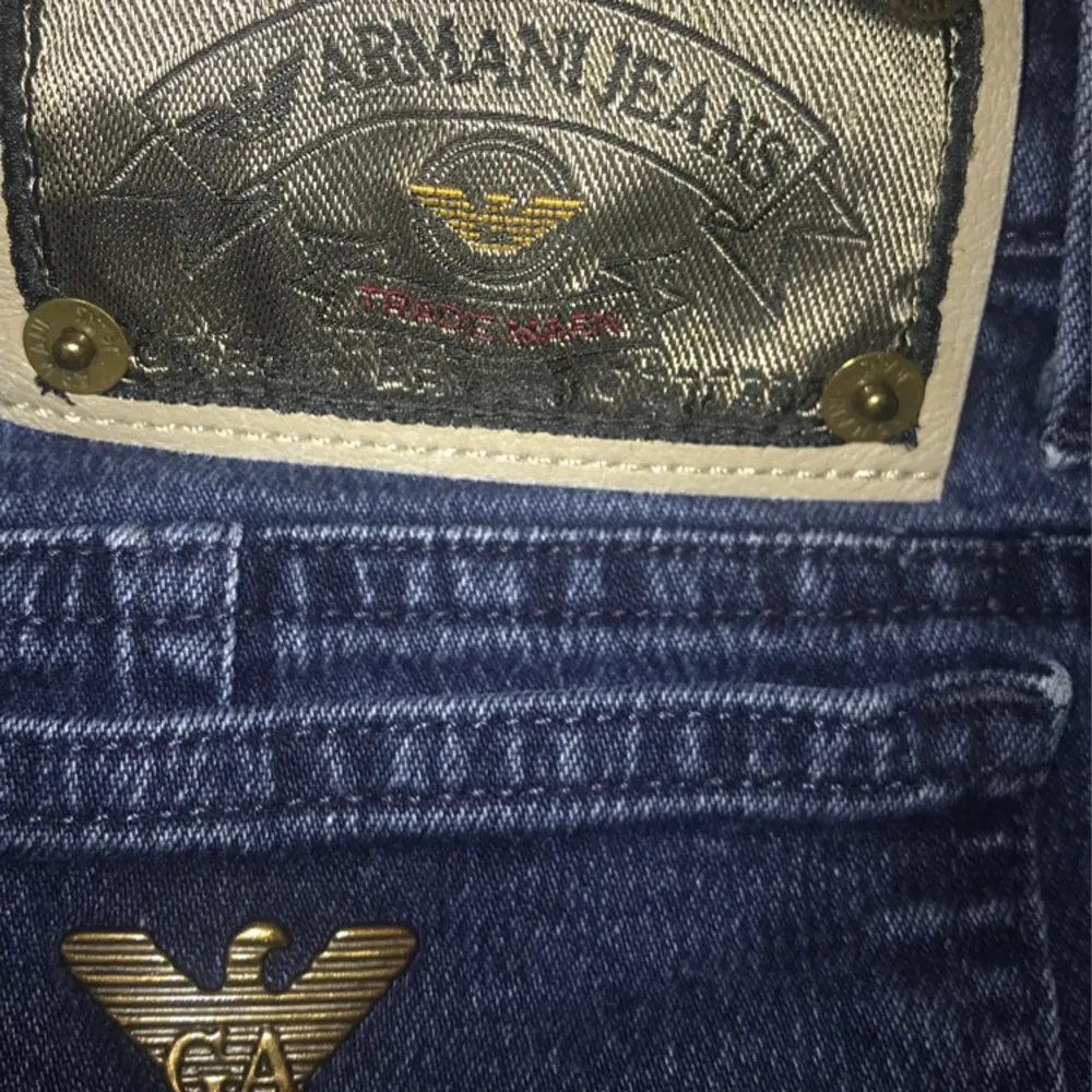 Jag säljer nu dem här fina Aramani Jeans för 300 kr har sällan använt dem och byxan är i ett perfekt skick 😊. Jeans & Byxor.