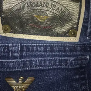 Jag säljer nu dem här fina Aramani Jeans för 300 kr har sällan använt dem och byxan är i ett perfekt skick 😊