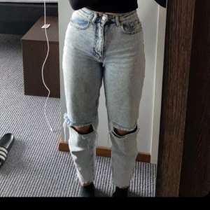Jeans - Ljusblå raka / mom jeans från Nakd med hål på knäna/lite ovanför. fint skick å stretchiga, köpare står för frakt💓