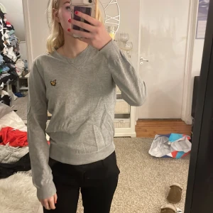 Grå tröja - Grå från lyle and scott, knappt använd 