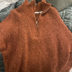 Stickad tröja - Nu säljer jag min fina tröja ifrån By carin wester i nyskick🧡Vid intresse kontakta mig!