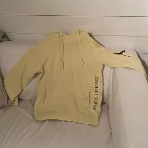 Säljer Acqua Limone Hoodie som inte alls är mycket använd, har haft den liggandes i gadderoben för den var för stor.