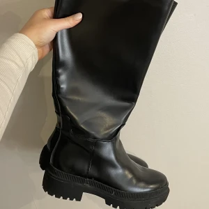 Boots - Knähöga boots från H&M i storlek 38. Så fina men kommer inte till användning 🖤 buda från 250kr exklusive frakt! 
