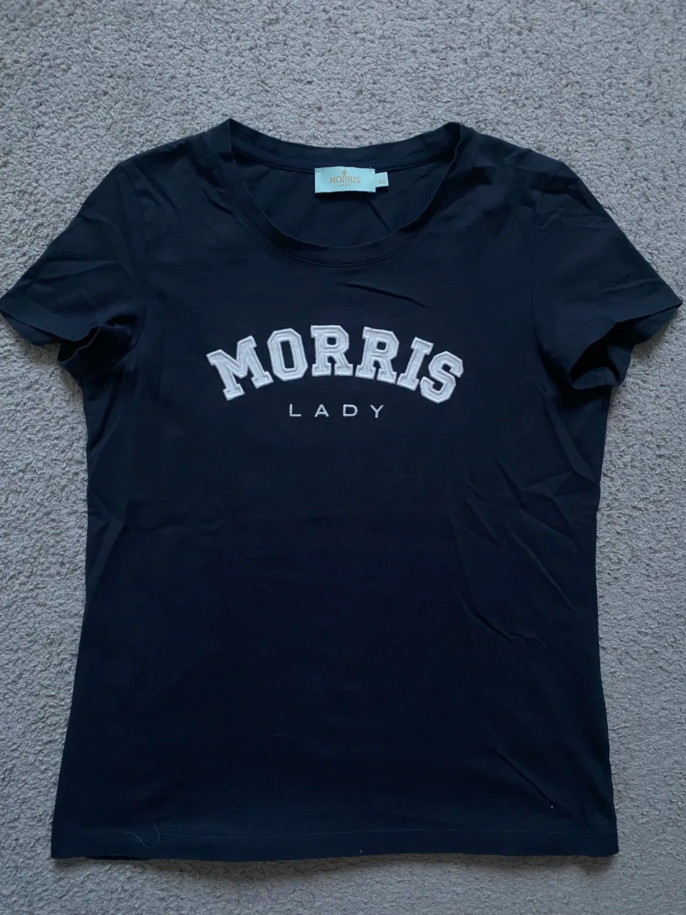 Superfin marinblå t-shirt från märket Morris. Tröjan är nästan aldrig använd och i superfint skick! Köparen står för frakten, kan även mötas upp i Skövde.. T-shirts.