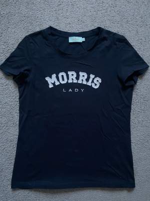 Superfin marinblå t-shirt från märket Morris. Tröjan är nästan aldrig använd och i superfint skick! Köparen står för frakten, kan även mötas upp i Skövde.
