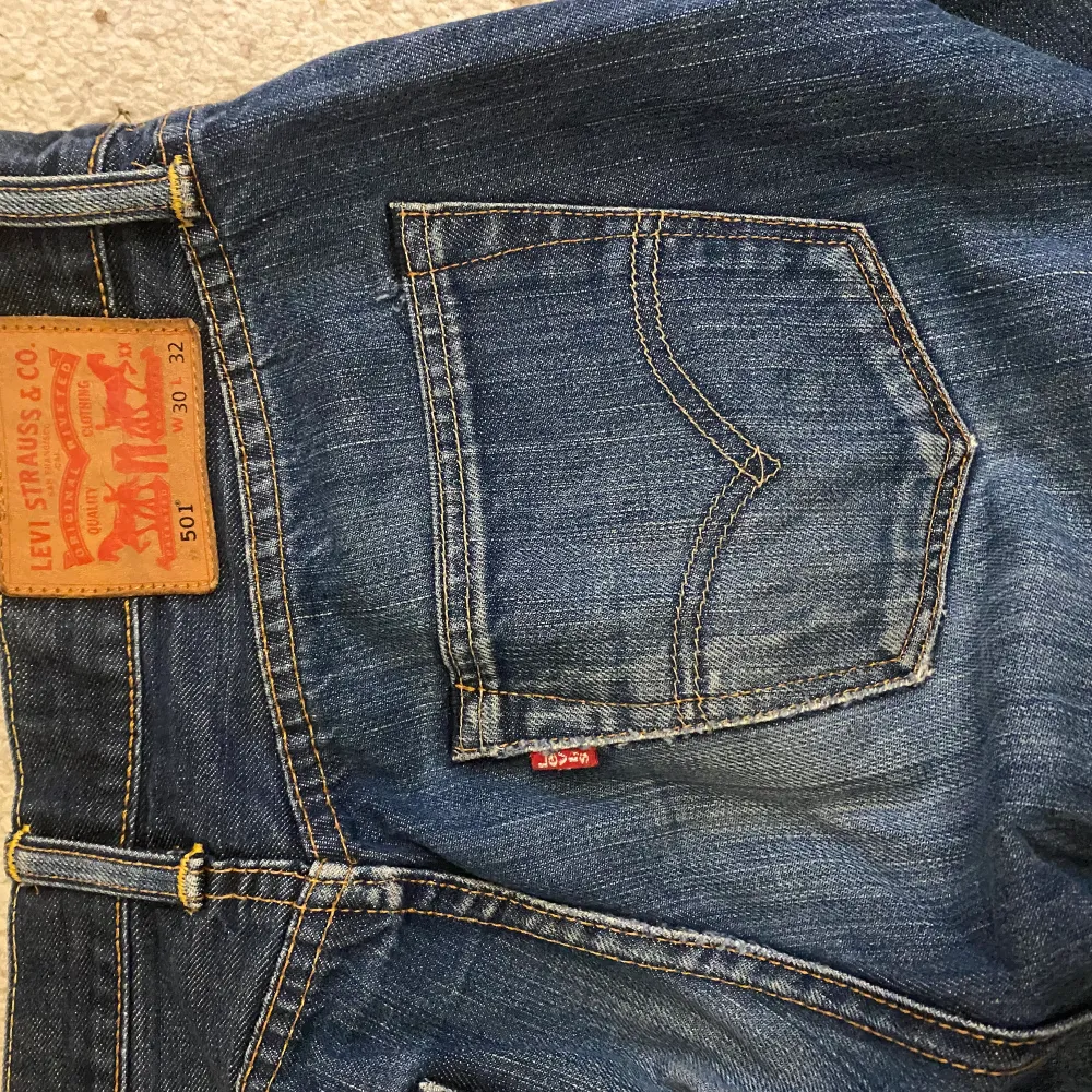 Levis jeans 501 i storlek w30 l 32. Säljer pga dem har blivit lite små. Jag är 162cm<3. Jeans & Byxor.