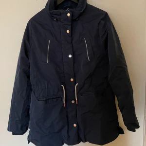 Marinblå vinterjacka fint skick 170/14+ - Jättefin varm vinterjacka i storlek 170, tvättad och i väldigt bra skick. Nypris ca 400-500.