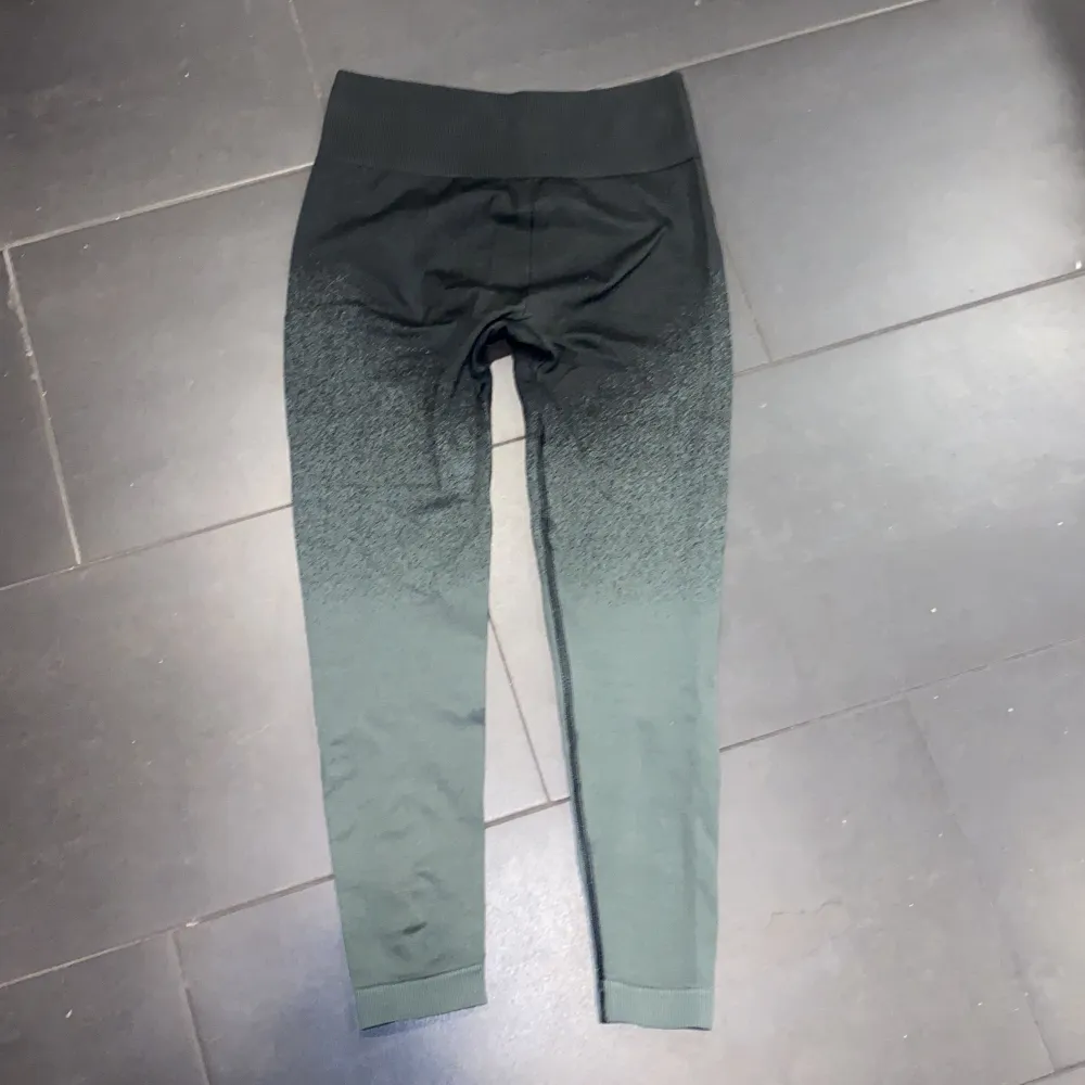 Ombre leggings mjukt och skönt material, Storlek small, aldrig använt. Orginal pris 600. Farkut & Housut.