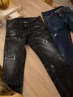Rensar min sambos garderob. Säljer 2  par  jeans från Dsquared2, endast använt vid 1 tillfället var, säljer då de är för små för honom och kommer därför inte till användning. Strl 46 pris: 1500 kr för den blå modellen.  Den svarta modellen 2000 kr