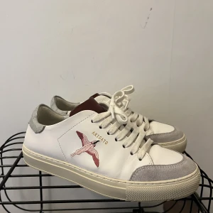 Arigato Bird sneaker  - Vita arigato sneakers, blå/grå fram och bak med vinröd ”tunga”, storlek 37, bra skick!   Upphämtning/träff - Göteborg är gratis, frakt står köpare för! 