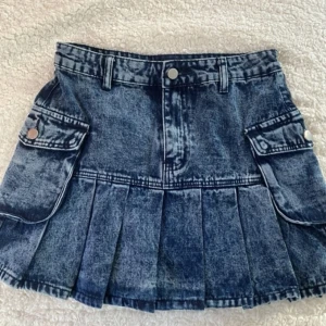 Jeans kjol  - Köpte den för ganska länge sen men har seriöst ALDRIG haft på mej :/, just nu tar den ba plats så ja ville kolla om nån va intresserad :D (leverans priset kanske inte är de som står)