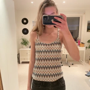 Missoni linne! - Kollar intresset på detta snygga, stickade Missoni insperarande linne från vila! Sjukt snyggt och passar perfekt till i sommar! Visar inga tecken på användning🤗 skriv privat för fler bilder eller intresse🥰