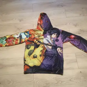 En naruto hoodie som jag köpte från början för 300-400 och är i bra kvalitet. Har bara varit användt en gång förut och har varit tvättat. Står ingen storlek men ser ut som att vara xs-s