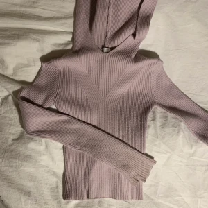 Zara topp - Så mys tröja från zara. Extremt mjuk😍 Bra skick osv. Lite fläckig vid händerna men tvättar ännu en gång innan försäljning självklart. Ej använt mycket.