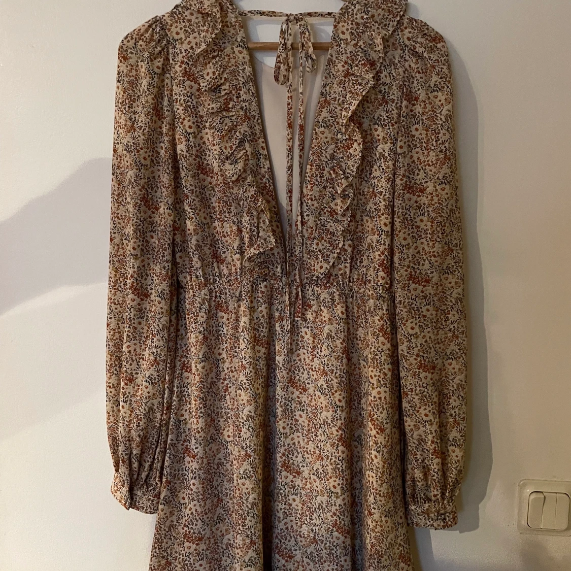 Jättefin klänning med miniblommönster och volang - 90