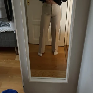 Randiga kostymbyxor  - Beiga kostymbyxor med svarta ränder! Super sköna och sitter jätte bra💕 de går åt de Lågmidjade hållet och de är också anledningen till att jag säljer de då jag inte trivs i de! 