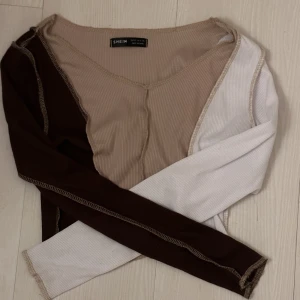 Magtröja  - Säljer den här tröjan för den inte riktigt är min stil. Den är inte ut och in stilen ser bara ut som om den är det. Köpte den från Shein och säljer den då billigt. Den är en croptop/magtröja. Den är i storleken XXS