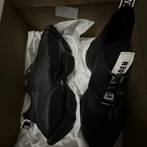 Nya och fräscha svarta sneakers med vita detaljer.  Storlek 38 men kan passa till 37. 