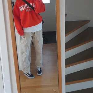 Ljus bruna cargo byxor - Jätte sköna ljusbruna Carrgo byxor köpte second hand på Sellpy. Jätte bra skick