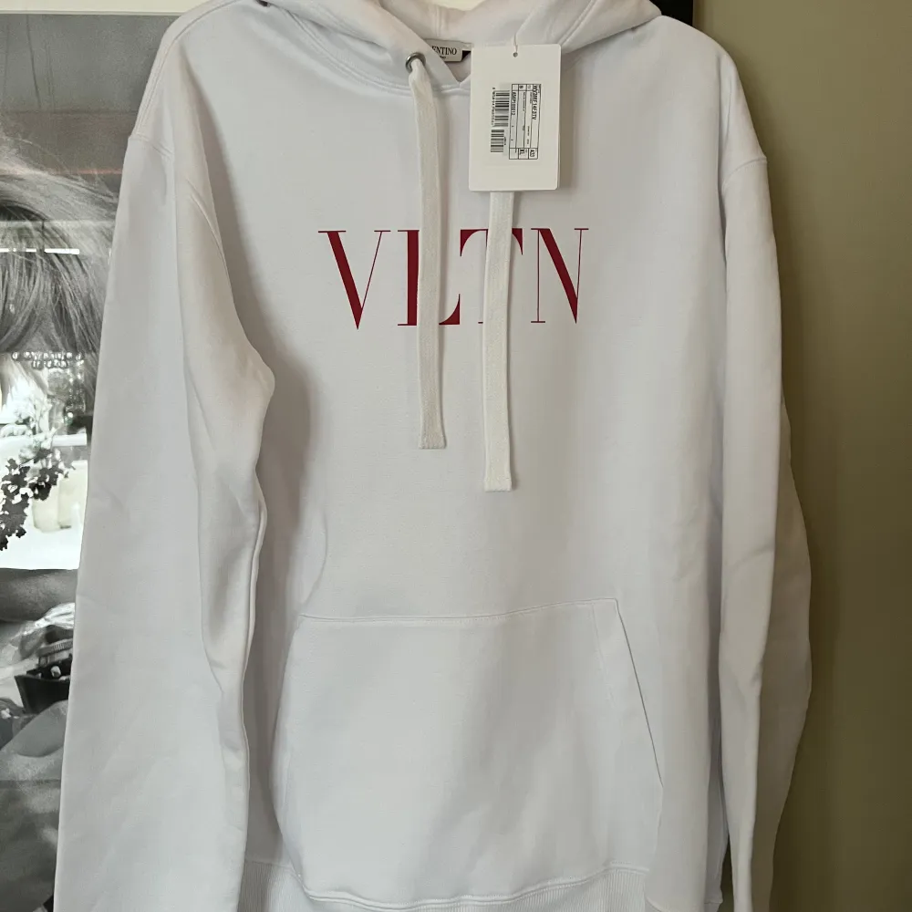 Valentino VLTN hoodie Storlek: XL Skick: helt ny med tag Dustbag medföljer Pris: 3200kr + frakt . Hoodies.