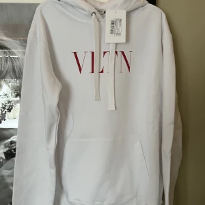 Valentino VLTN hoodie (ny med tag) - Valentino VLTN hoodie Storlek: XL Skick: helt ny med tag Dustbag medföljer Pris: 3200kr + frakt 
