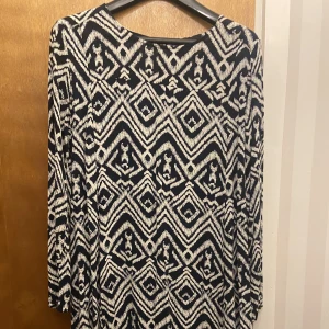 Mönstrad klänning - Mönstrad, rak, knälång klänning