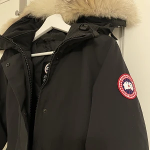  Canada Goose Victoria Parka S dam - Canada goose jacka som jag byter mot storlek M vid intresse.   Modell: Victoria Parka Storlek: S Färg:  Svart Skick: Mycket bra   