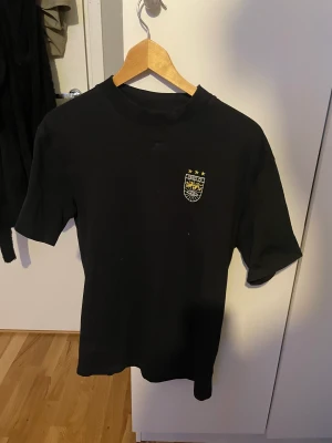 Sweet Sktbs X umbro  - Sweet Sktbs X umbro t-shirt knappt använd skriv för mer bilder o sånt