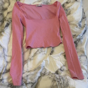 Säljer rosa topp - Säljer nu min rosa topp för att den tyvärr är för liten för mig, endast testad, fint skick! 💗