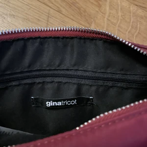 Axelväska - Säljer denna vinröda väskan från Gina Tricot. 