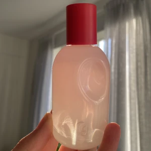 Glossier ”You” - Säljer den populära parfymen ”You” av Glossier🧚🏻 Frakt: 60kr