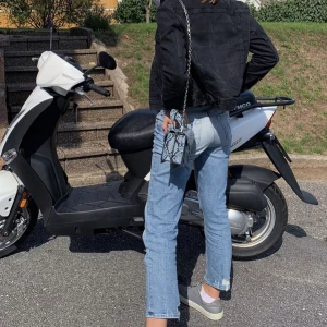 Mother Jeans - De absolut snyggaste/skönaste jeansen jag någonsin ägt från märket Mother i strl 25. Spruckit lite vid rumpan (vänster ben på bild 3, dvs inte fickan) men borde gå att sy för ngn som kan sånt<3 Köpta på NK. 