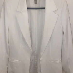 Vit kavaj - Strl 34/xs sitter lite löst så inte tajt passform. Den är i otroligt bra skick då den bara blivit använd en gång.  