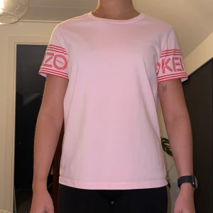KENZO T-SHIRT - Rosa Kenzo t-shirt som används ett fåtal gånger. Köpt i en kenzobutik i London. Väldigt bra kvalite.💘 Köpt för 1500 så bra pris!!!!