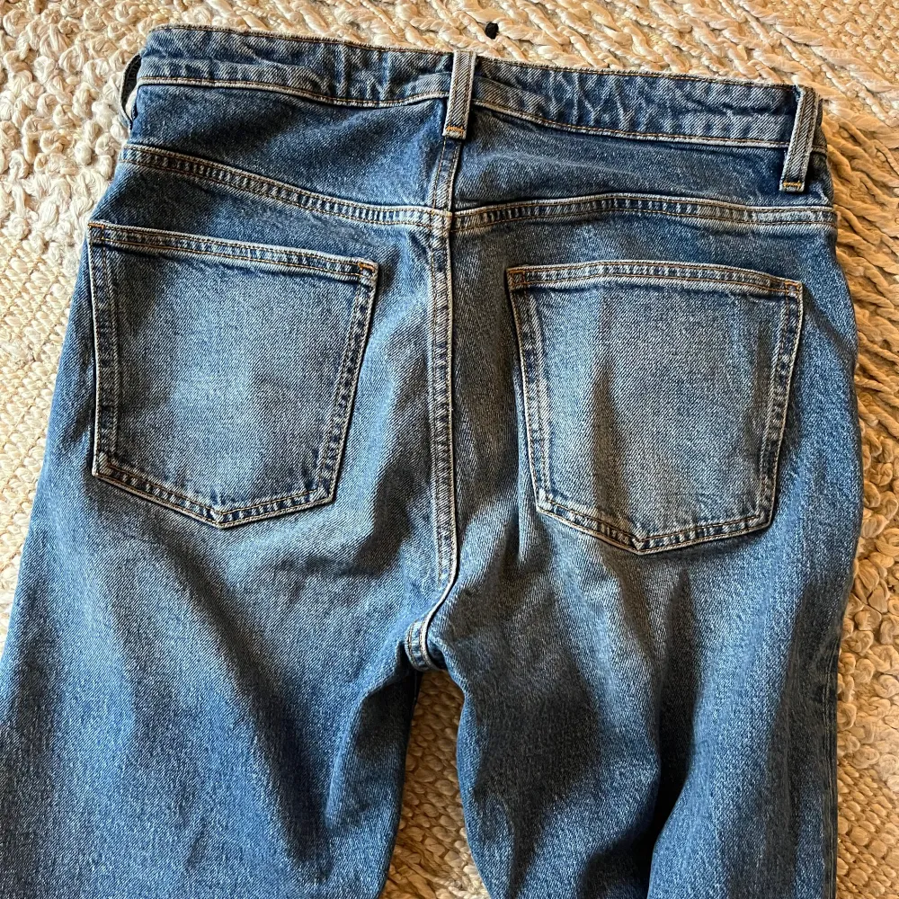 Jeans från Arket.  Använt fåtal gånger, fint skick, storlek 28. Nypris 795:-. Jeans & Byxor.