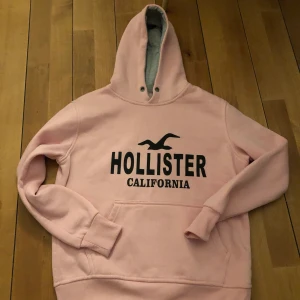 Fejk hollister hoodie  - Superfin hollister hoodie som jag köpte i Turkiet! 🌸 obs har slarvat bort snörena så de får man ej med! Frakt tillkommer på 49kr.