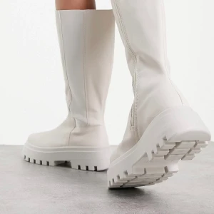 Beiga boots - Boots från asos som är slutsålda, dom är i stl 37 men lite större i storleken skulle jag säga. Använt dessa en gång som var på studenten, därav några små skavanker men inget som synt särkilt mycket😋