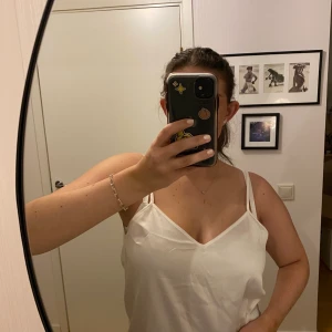 Satin linne - Jättefint vit satinlinne med från na-kd i strl 38💞 använd ca 2 gånger så är i ett väldigt bra skick. Superfin bak då den ”hänger” lite💞