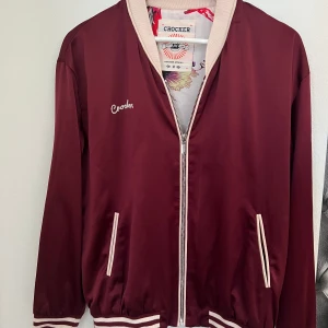 Crocker kofta / jacka  - Tunnare jacka / kofta i vinröd färg. 