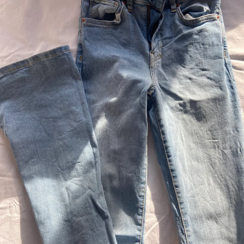Utsvängda jeans som är använda max 3 gånger. Skriv vid intresse💕💕. Jeans & Byxor.