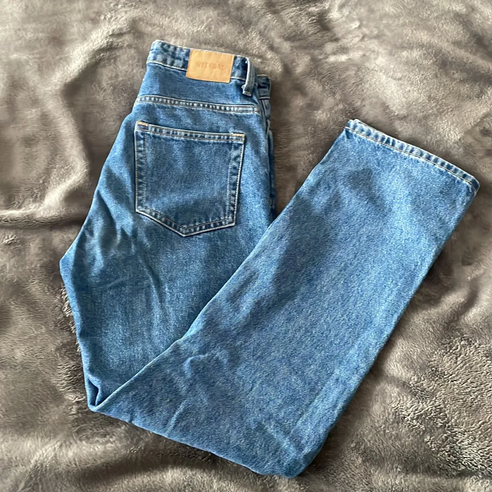 Säljer ett par weekday jeans i nyskick! 💖 Endast använd ett fåtal gånger, men säljer tyvärr nu pga att de inte längre passar . Jeans & Byxor.