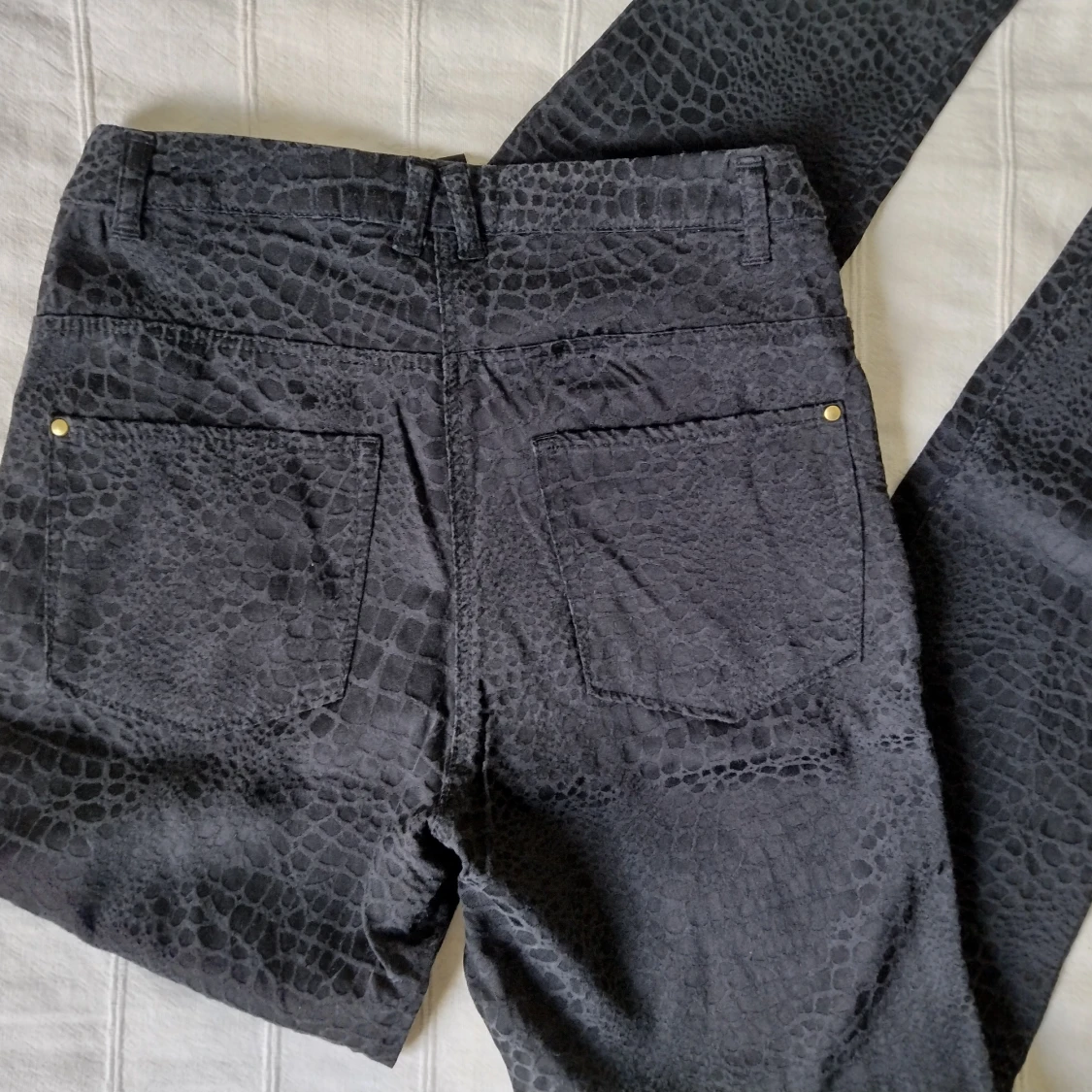 Svarta/mörkgrå högmidjade mjuka mönstrade byxor - snakeskin - storlek 36 - 91