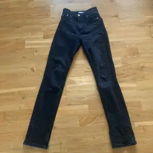 Snygga jeans från zara Färg:Svart Storlek:32