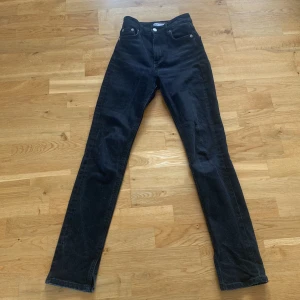 Zara, jeans split slim - Snygga jeans från zara Färg:Svart Storlek:32