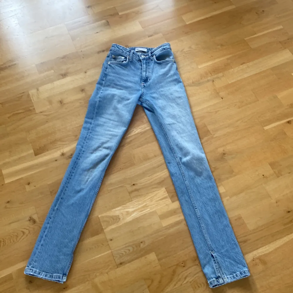 Snygga jeans från zara. Färg:Ljus blå Storlek:32. Farkut & Housut.