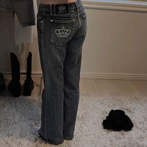 Säljer mina skit snygga Victoria Beckham jeans, köpa i London, säljer för att jag behöver pengar till körkort osv, så behöver få lite fler kläder sålda! midjemått: 74 cm, innebenslängd 75 cm! (Lowaist+ bootcut❣️) direkt köp: 500! (Frakt ingår i priset!) 