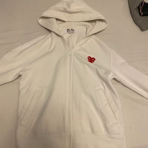 Comme des Garcons - Cdg zip hoodie i bra skick storlek S