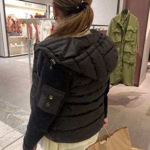 Moncler jacka - Köpte för 8500 i sommars och är som ny, om ni vill ha äkta bevis så kom privat. Säker för 4500